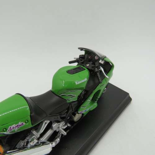 Welly 2001 Kawasaki ZX-12R Ninja die-cast motorcycle - Scale 1/18 in box