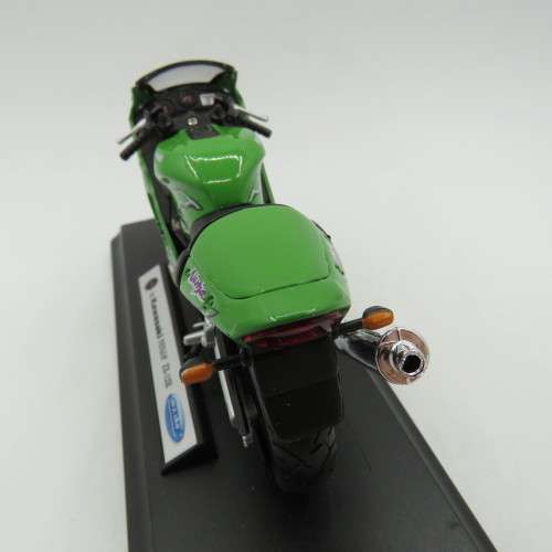 Welly 2001 Kawasaki ZX-12R Ninja die-cast motorcycle - Scale 1/18 in box