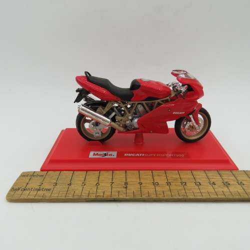 Maisto Ducati SuperSport 900 die-cast motorcycle - Scale 1/18 in box