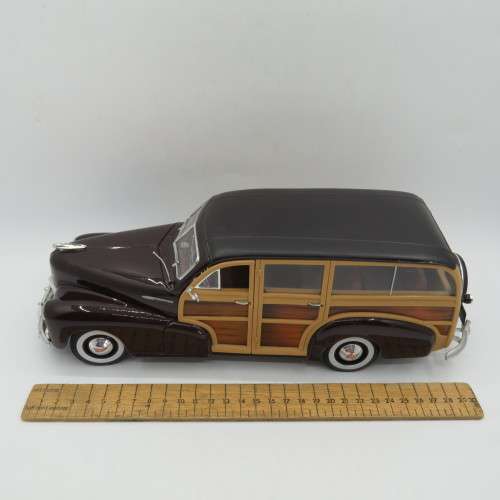 Maisto 1948 Chevy Fleetmaster Woody model car - Scale 1/18