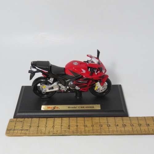 Maisto Honda CBR 600 RR die-cast motorcycle - Scale in box