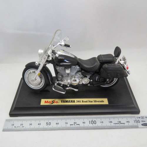Maisto 2001 Yamaha Road Star Silverado model motorcycle - Scale 1/18