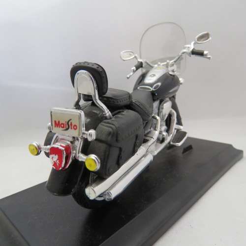 Maisto 2001 Yamaha Road Star Silverado model motorcycle - Scale 1/18