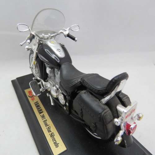 Maisto 2001 Yamaha Road Star Silverado model motorcycle - Scale 1/18