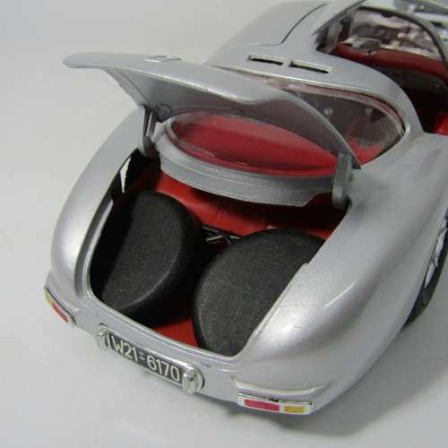 Maisto 1955 Mercedes-Benz 300 SLR Coupe model car - scale 1/18