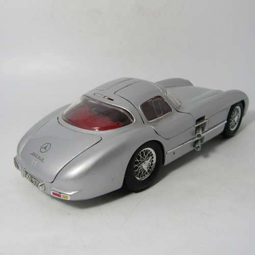 Maisto 1955 Mercedes-Benz 300 SLR Coupe model car - scale 1/18