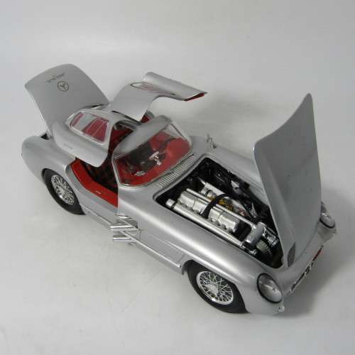 Maisto 1955 Mercedes-Benz 300 SLR Coupe model car - scale 1/18