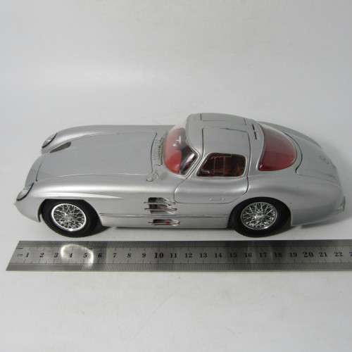 Maisto 1955 Mercedes-Benz 300 SLR Coupe model car - scale 1/18