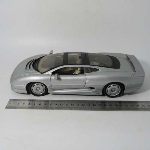 Maisto Jaguar XJ220 model car - scale 1/18