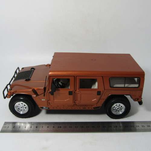 Maisto Hummer Hi model car - 10th Anniversary edition - some paint damage on roof - scale 1/18
