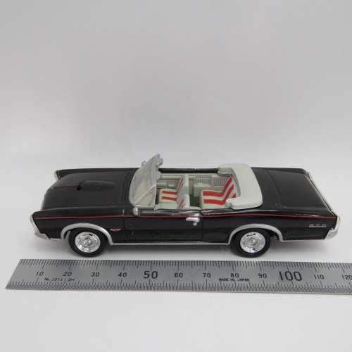 NewRay 1966 Pontiac GTO convertible model car - Scale 1/43
