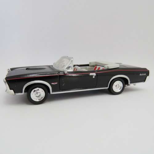 NewRay 1966 Pontiac GTO convertible model car - Scale 1/43