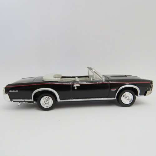 NewRay 1966 Pontiac GTO convertible model car - Scale 1/43