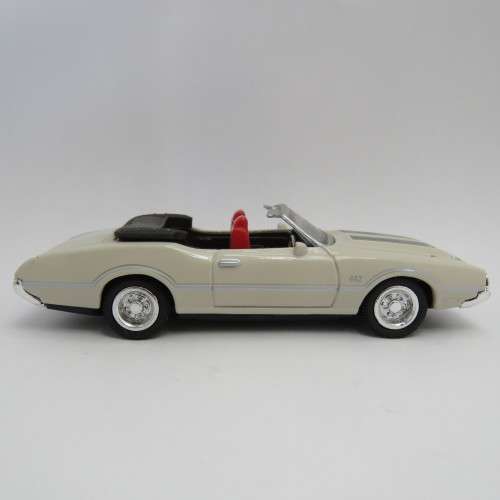 NewRay 1970 Oldsmobile 442 convertible model car - Scale 1/43