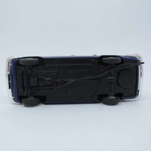 Lledo Vanguards Triumph 2000 MKII die-cast model car - Scale 1/43 - Mirror missing