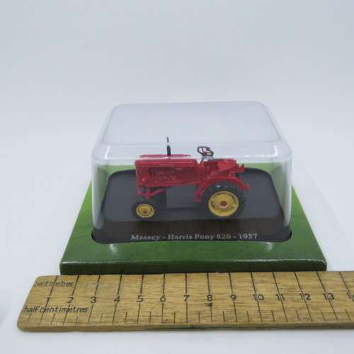 Hachette tractors issue 3 - 1957 Massey - Harris Pony 820 die-cast tractor - Scale 1/43
