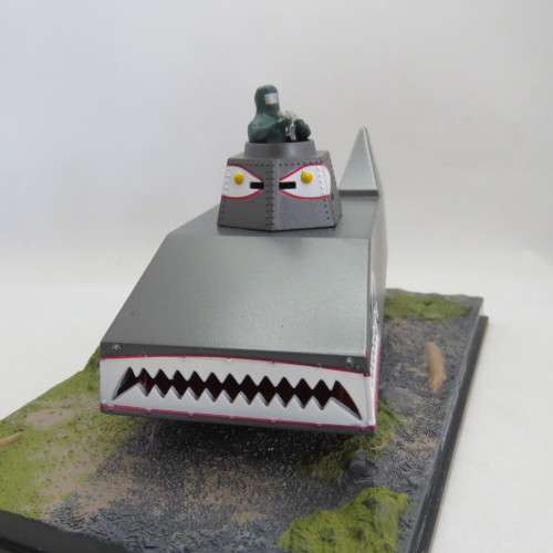 James Bond 007 Dragon Tank model - Dr No - Case cracked