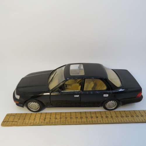 Road Tough Lexus LS 400 model car - Scale 1/18