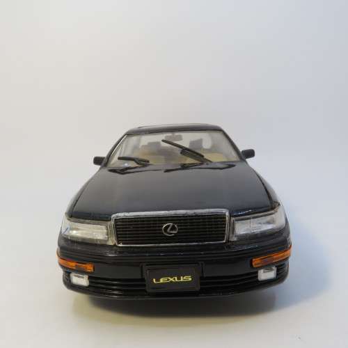 Road Tough Lexus LS 400 model car - Scale 1/18