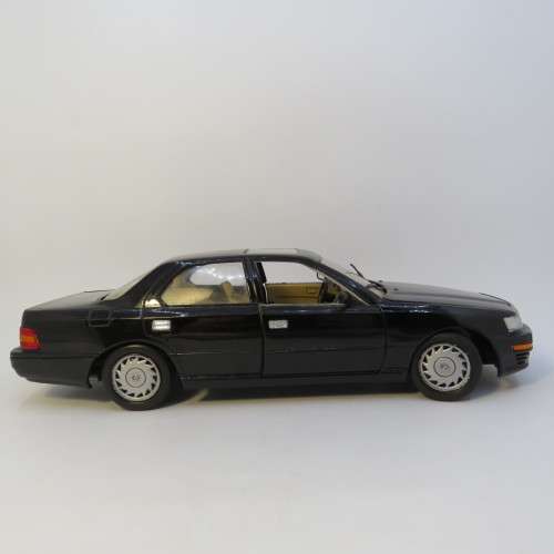Road Tough Lexus LS 400 model car - Scale 1/18