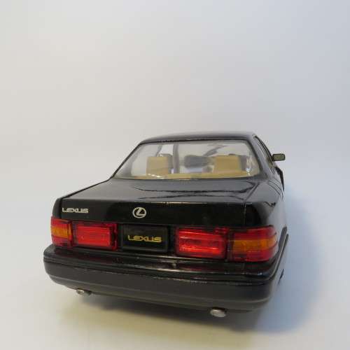 Road Tough Lexus LS 400 model car - Scale 1/18