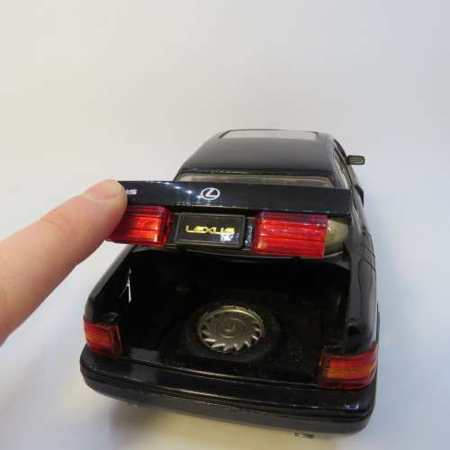 Road Tough Lexus LS 400 model car - Scale 1/18