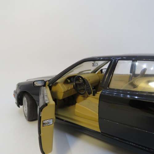 Road Tough Lexus LS 400 model car - Scale 1/18