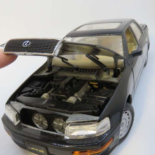Road Tough Lexus LS 400 model car - Scale 1/18