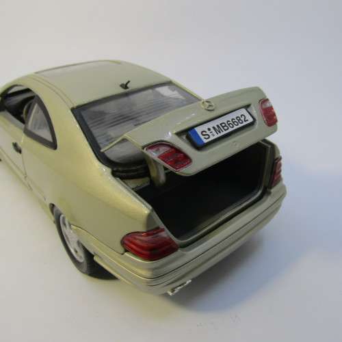 MotorMax Mercedes-Benz model car - scale 1/18 - hood ornament missing