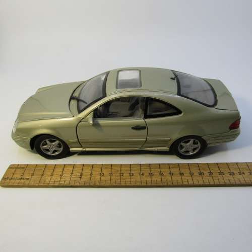 MotorMax Mercedes-Benz model car - scale 1/18 - hood ornament missing