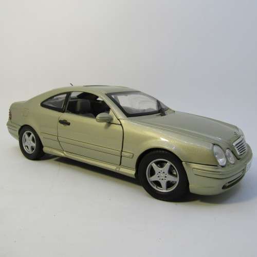 MotorMax Mercedes-Benz model car - scale 1/18 - hood ornament missing