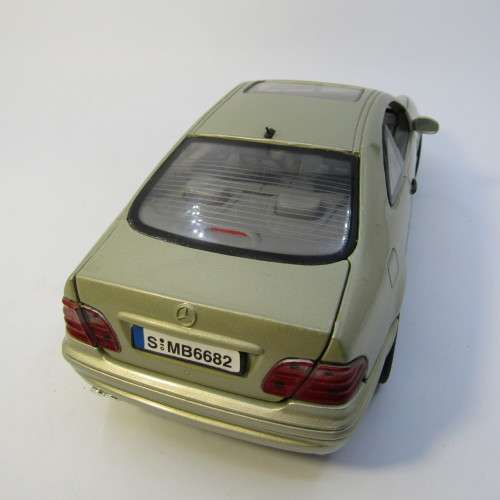 MotorMax Mercedes-Benz model car - scale 1/18 - hood ornament missing
