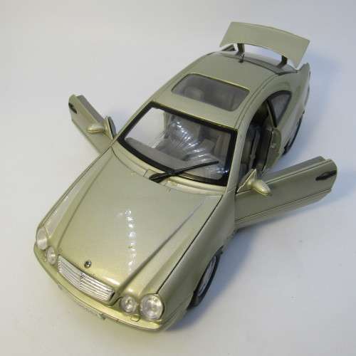 MotorMax Mercedes-Benz model car - scale 1/18 - hood ornament missing