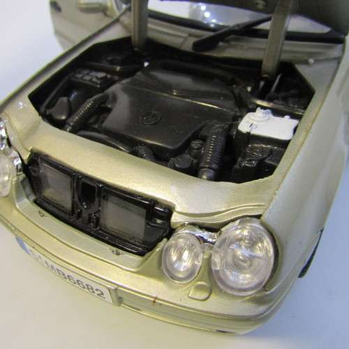 MotorMax Mercedes-Benz model car - scale 1/18 - hood ornament missing