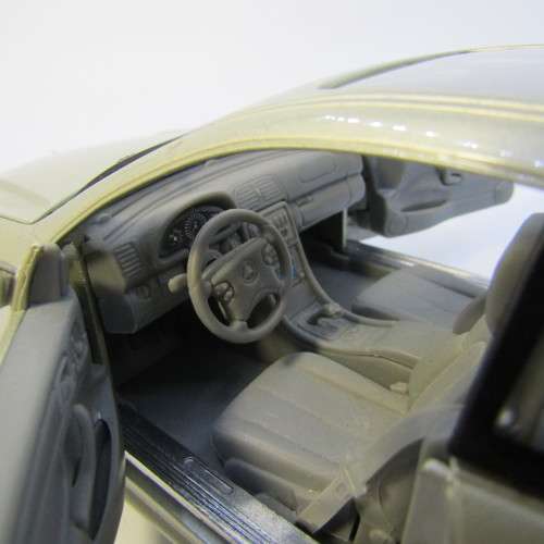 MotorMax Mercedes-Benz model car - scale 1/18 - hood ornament missing