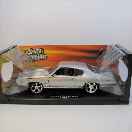 Motor Max Custom Classics 1969 Pontiac GTO Judge model car in box - scale 1/18