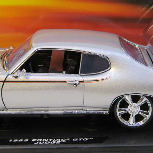 Motor Max Custom Classics 1969 Pontiac GTO Judge model car in box - scale 1/18