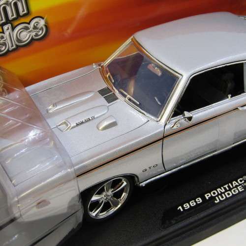 Motor Max Custom Classics 1969 Pontiac GTO Judge model car in box - scale 1/18