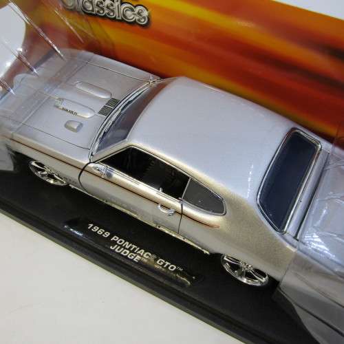 Motor Max Custom Classics 1969 Pontiac GTO Judge model car in box - scale 1/18