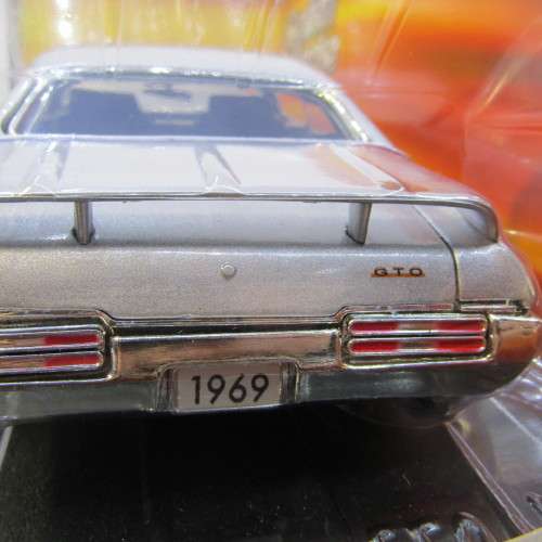 Motor Max Custom Classics 1969 Pontiac GTO Judge model car in box - scale 1/18