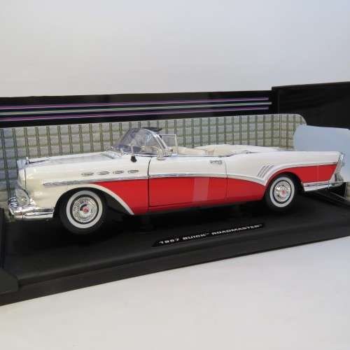 MotorMax 1957 Buick Roadmaster convertible model car in box - Scale 1/18