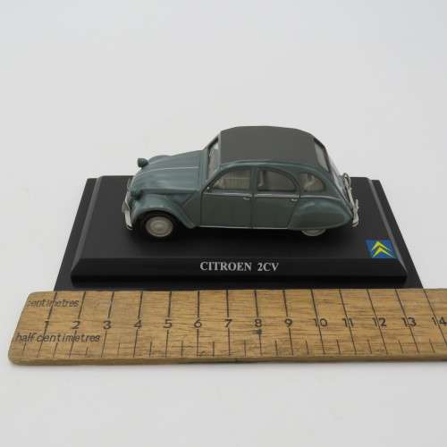 DelPrado 1966 Citroen 2CV die-cast model car - Scale 1/43 - Mirror missing