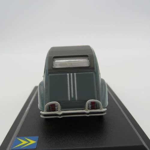 DelPrado 1966 Citroen 2CV die-cast model car - Scale 1/43 - Mirror missing
