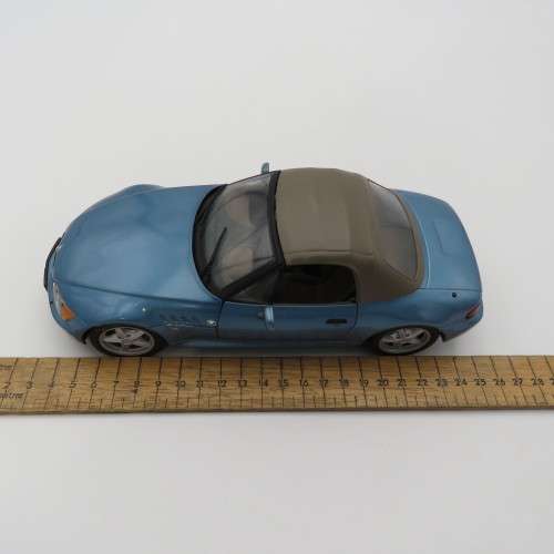 UT Models BMW Z3 model car - Scale 1/18 in a box