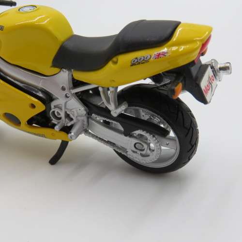 Maisto Truimph TT 600 model motorcycle - Scale 1/18