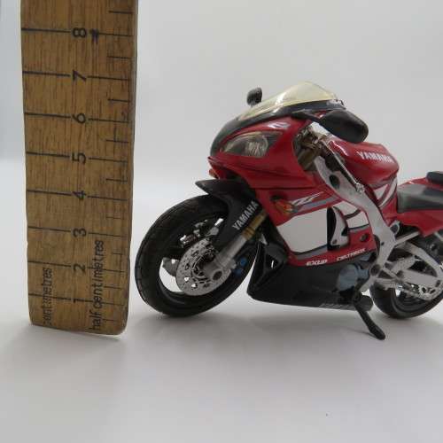 NewRay Yamaha YZF-R1 model motorcycle - Exhaust losing colour - Scale 1/12