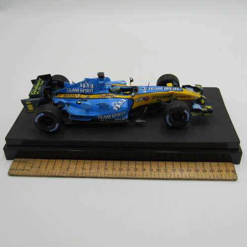 Hot Wheels Formula 1 Renault R26 racing model car - #2 Giancarlo Fisichella - scale 1/18 in box