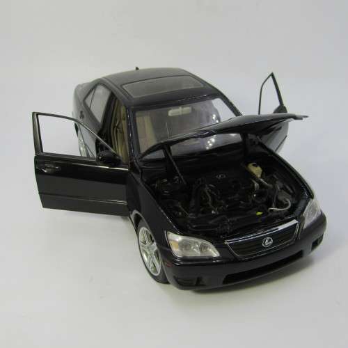 AutoArt Lexus IS300 model car - scale 1/18