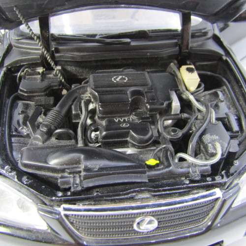 AutoArt Lexus IS300 model car - scale 1/18