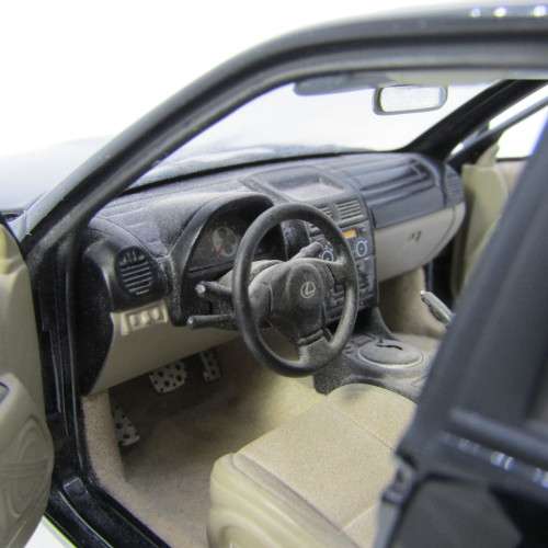 AutoArt Lexus IS300 model car - scale 1/18